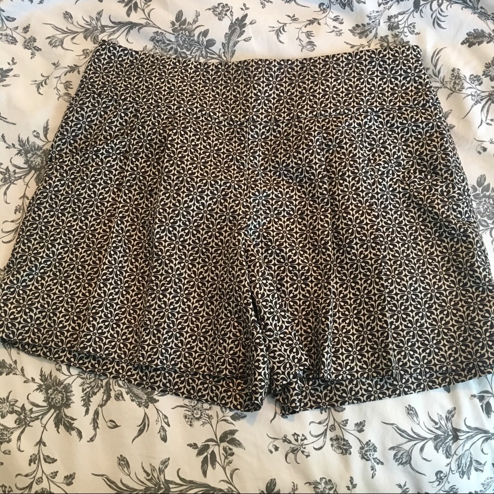 LOFT Fluid Patterned Shorts in Black/Cream